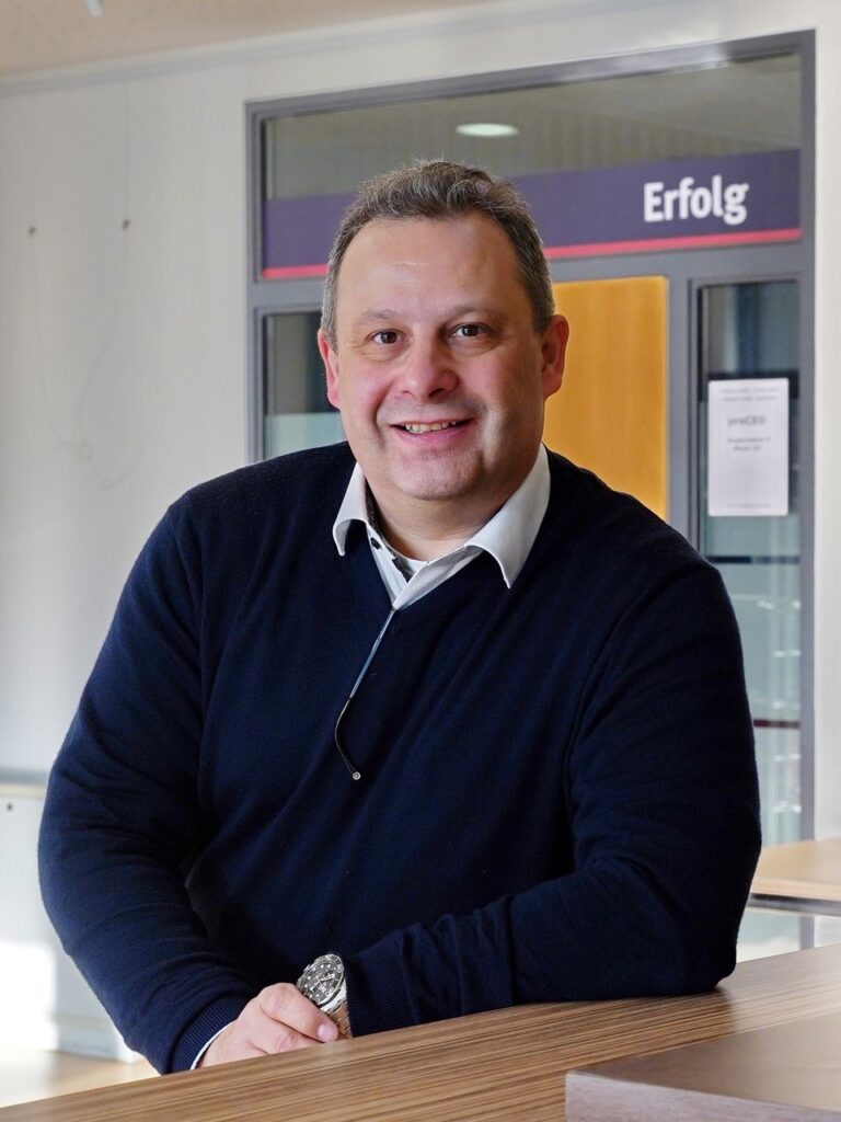 Immobilienmakler in Nürnberg im Büro – persönlicher Ansprechpartner für Immobilienverkauf