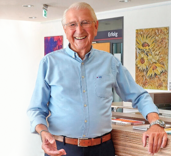 Immobilienmakler in Nürnberg im Büro – persönlicher Ansprechpartner für Immobilienverkauf