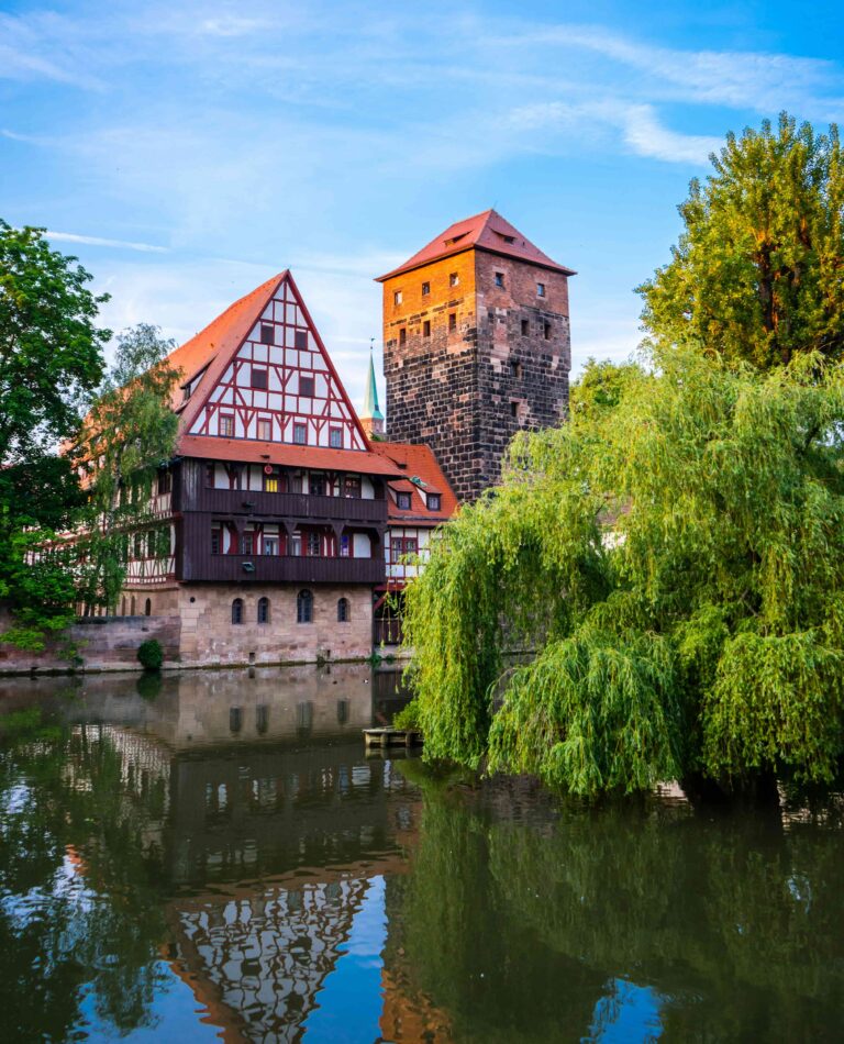 Historischer Henkersteg in Nürnberg mit Fachwerkhaus und Pegnitz
